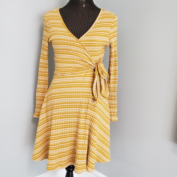 Alya Dresses & Skirts - Francesca's Alya wrap dress medium